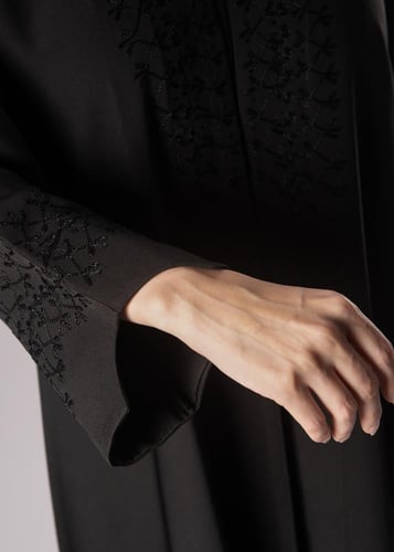 عباية بتطريز خفيف على الصدر والكم