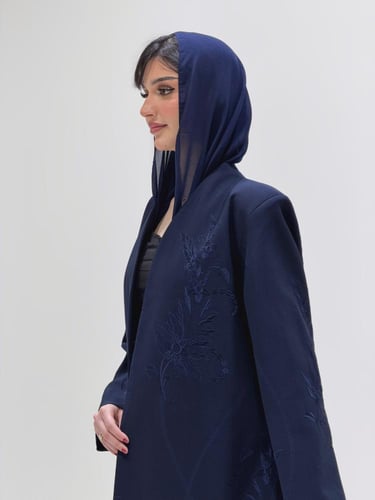 عباية بليزر مطرزة باللون الكحلي