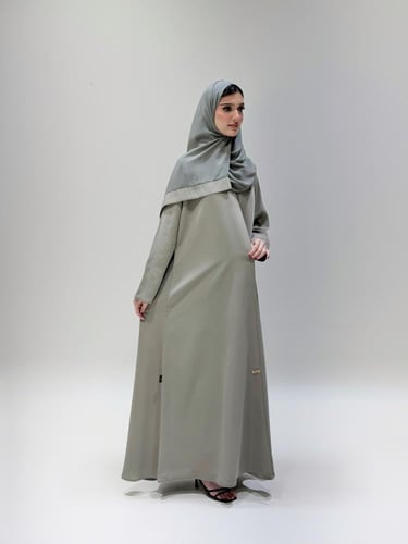 عباية باللون الفستقي انيقة بكم عادي