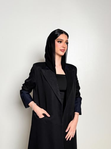 عباية بليزر بياقة بتصميم فخم