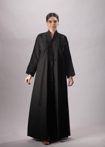 عباية ملكي بتطريز على الصدر والكم