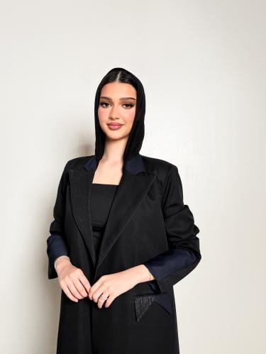 عباية بليزر بياقة بتصميم فخم