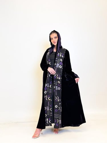 عباية مخمل موڤ مطرزة