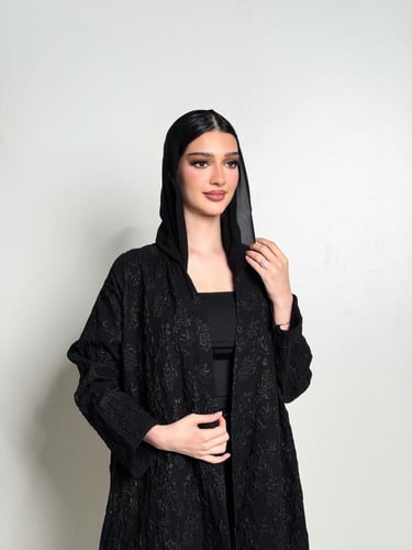 عباية مطرزة بقماش مشجر