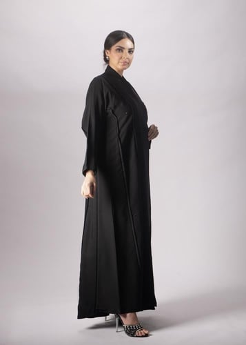 عباية سوداء بتطريز خرز ناعم