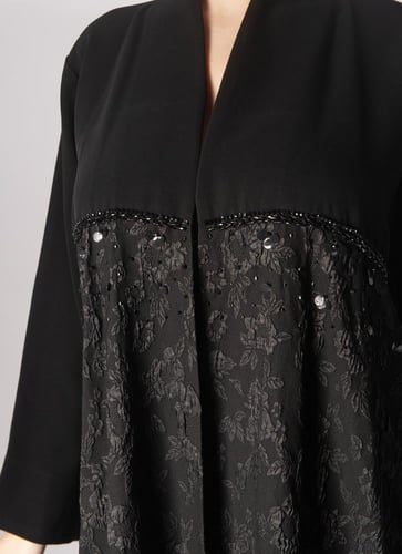 عباية لمسة فخامة بتطريز أنيق على الصدر