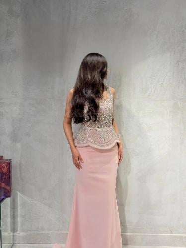 فستان وردي مطرز