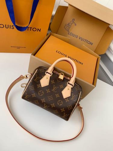 شنطه لويس فيتون Lv ماستر