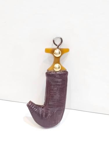 ميداليه على شكل جنبيه