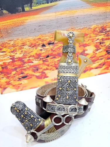 خنجر معدن راس شبيه الزراف