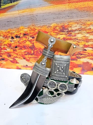 خنجر معدن راس شبيه الزراف