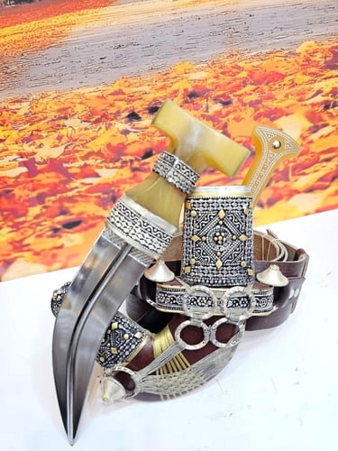 خنجر معدن راس شبيه الزراف