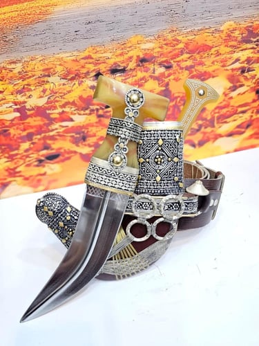 خنجر معدن راس شبيه الزراف