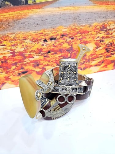 خنجر معدن راس شبيه الزراف