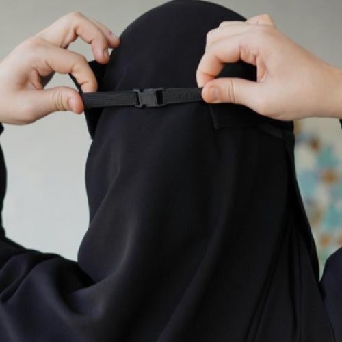 ثلاث نقابات مبطن وسط مشبك