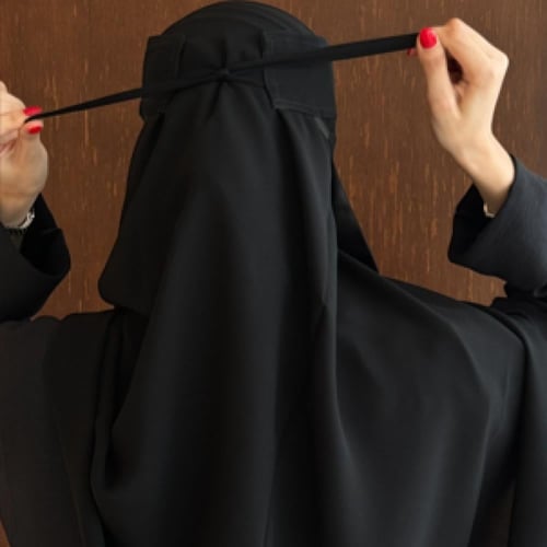 عرض نقابين حرير ربط + طرحتين بندانه + طرحتين ربط