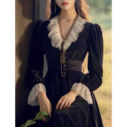 فستان متوسط الطول من الدانتيل بفتحة رقبة V وأكمام...