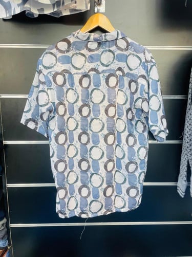 قميص بأكمام قصيرة