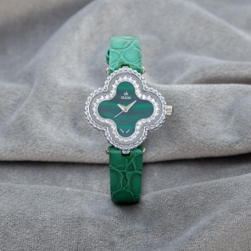 ساعة جلد بلونها الاخضر