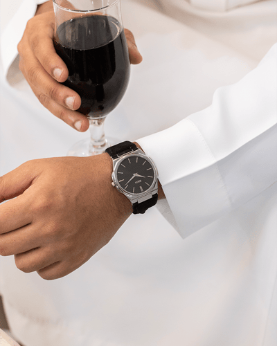 رسمية تجملك جلد اسود