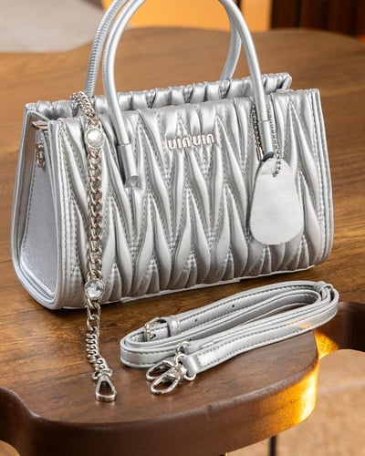 شنطة بلون الفضي حجم صغير