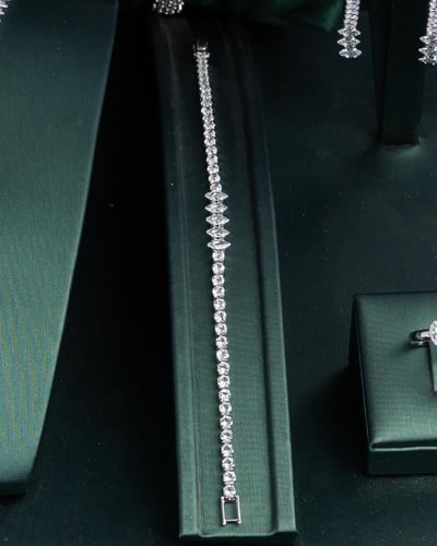 طقم بتفاصيل متميزه وانيقه فضي