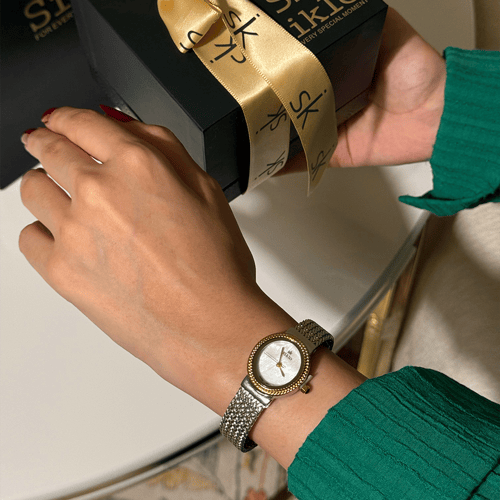 ساعة نسائية باللون المكس