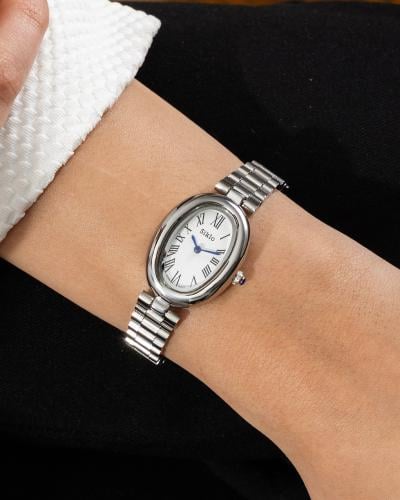 ساعة بتصميم بيضاوي أنيقة وراقية باللون الفضي