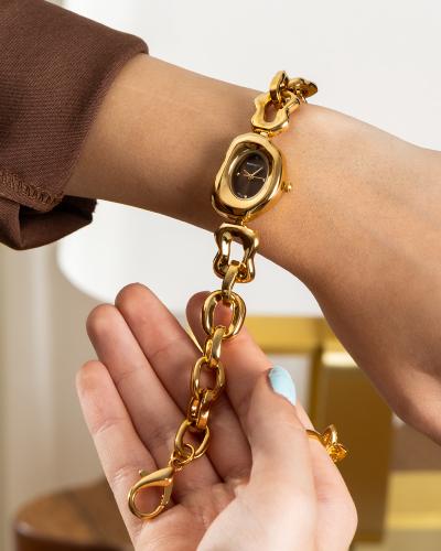 نسائية أنيقة بتصميم فني فريد باللون الذهبي ميناء ب...