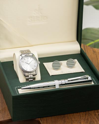 طقم رجالي استيل باللون الفضي