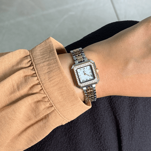 ساعة حصرية باللون المكس الأبيض