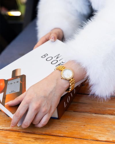 ساعة بتصميم هندسي باللون الذهبي