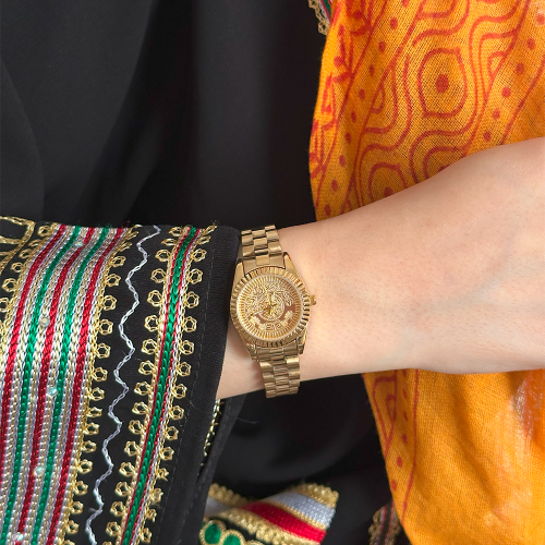 ساعة نسائية باللون الذهبي ميناء ذهبي