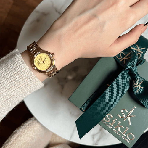 ساعة نسائية حصريه بتصميم الجنيهات للميناء الداخلي