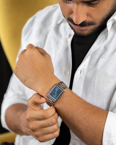 ساعة بتصميم للأناقة والهيبة باللون الفضي ميناء كحل...