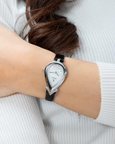 ساعة جلد باللون الاسود الفضي