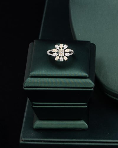 طقم نسائي زركون ساحر بلون فضي وذهبي