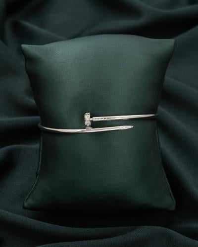 اسوارة مسمار نسائية باللون الفضي