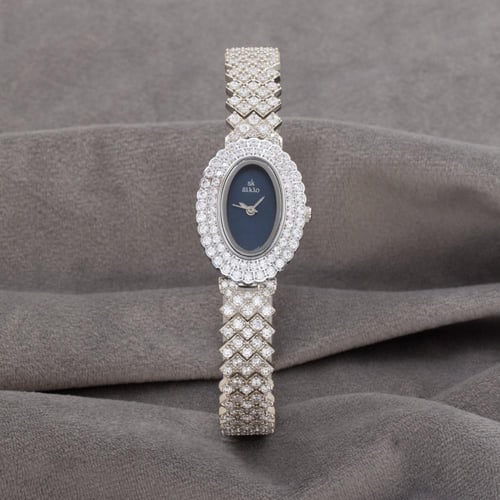 ساعة نسائية فصوص زركون باللون الفضي ميناء كحلي