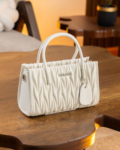 شنطة بلون الابيض حجم صغير