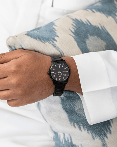 ساعة النسيج باللون الاسود