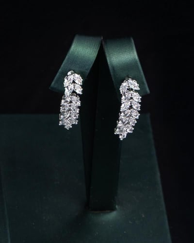 يتحلى هذا الطقم الخلاب بآلية مبتكرة من الاحجار الا...