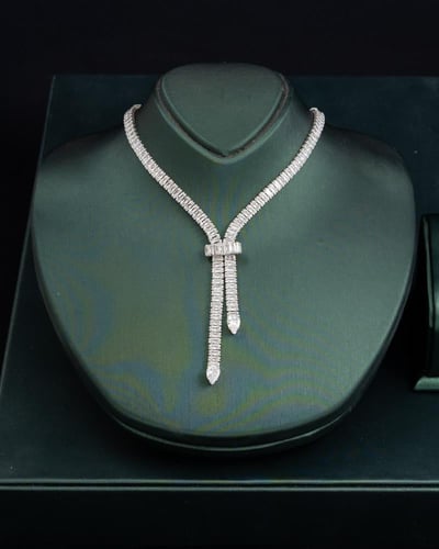 طقم نسائي ناعم زركون فريد بلون فضي