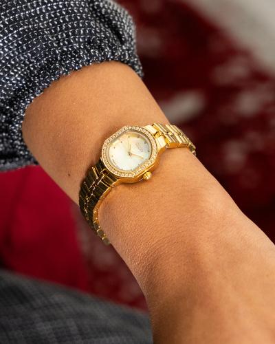 ساعة بتصميم هندسي ناعم