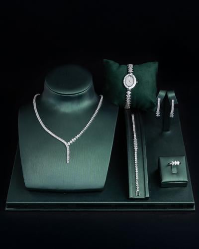 طقم بتفاصيل متميزه وانيقه فضي