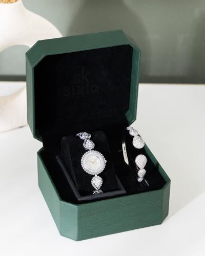 أضيفي لمسه فاخرة إلى إطلالتك مع هذه الساعة الانيقه