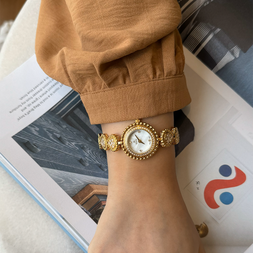 ساعة لامعة باللون الذهبي