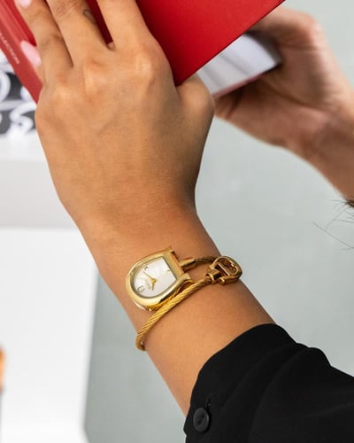 ساعة فاخرة بتصميم مبتكر باللون الذهبي