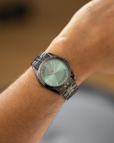 ساعة تعكس مفهوم الأناقة باللون السود