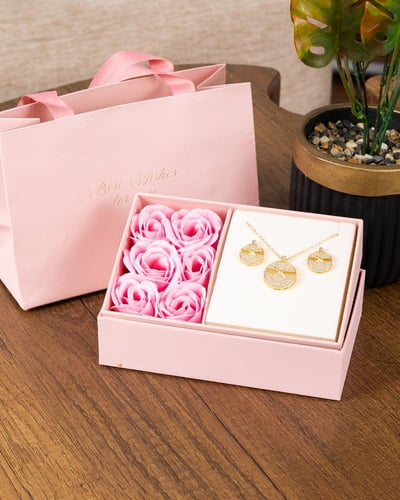 طقم الحضور الملفت يبدأ بإختيار اكسسوار مميز